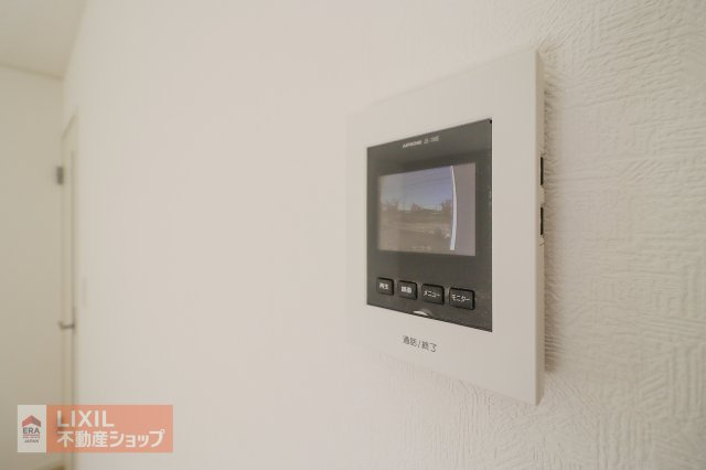 モニター付きインターホンです。玄関まで行かずに訪問者の姿を確認できるだけでなく、防犯にもつながるとても便利なアイテムですね。