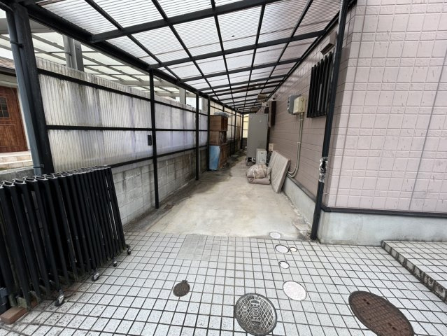屋根付きのカーポートは、雨天時でも濡れずに車の乗り降りができる便利な設備です。道路からそのままスムーズに出入りでき、日常の車移動が快適。日差しや雨から車を守ってくれるため、車両の劣化防止にも◎