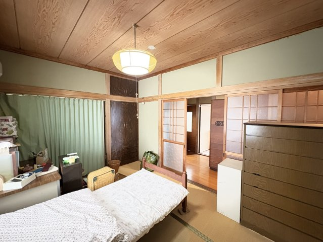 1階の6帖和室は、落ち着いた雰囲気で寝室や客間におすすめ。隣りに納戸を備えており、季節物や生活用品をすっきり収納できます。和室の良さを活かしつつ、使い勝手の良い住空間です。