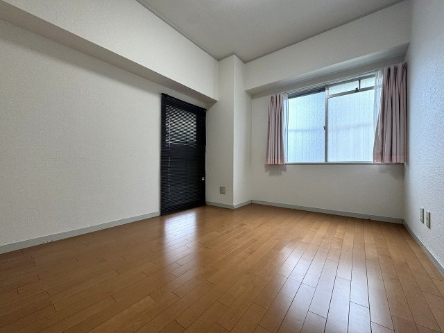 白を基調としたお部屋に木目調のフローリングが落ち着いた雰囲気を生み出してくれます。