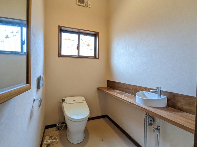 【現地写真】窓付きのトイレは、自然光が入り、換気がしやすく、湿気や臭いがこもりにくいのが特徴です。また、開放感も得られます。