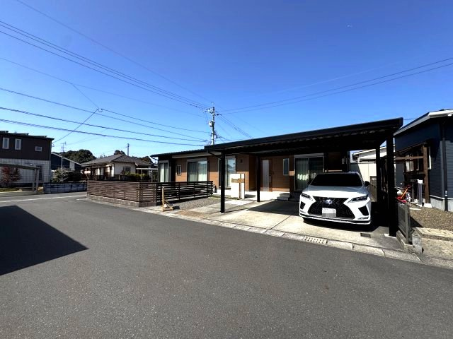 南向きの角地で陽当り・通風良好♪カーポート付駐車場2台可♪