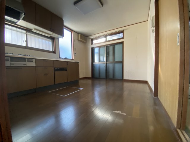 ゆったりスペースのＤＫ7.5帖♪食器棚など置いてもゆとりがあります。
