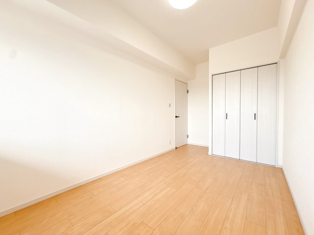 東側洋室の別角度になります♪