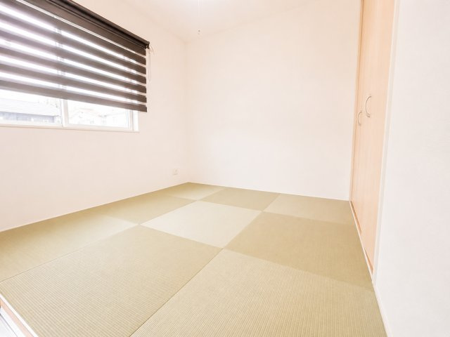 やさしい色合いの畳が落ち着いた雰囲気を演出する和室。客間やお子様のお昼寝スペースとしてはもちろん、家事の合間にくつろげる空間としても活躍します。収納も備わっており、季節物や寝具などもすっきり整理可能。