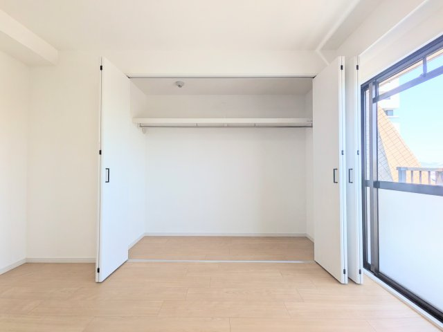 約5．6帖の洋室にあるクローゼット。横幅も充分にありたっぷりと収納いただけます！