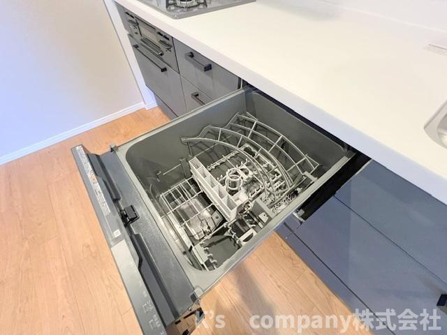 家事の負担を軽減してくれる食器洗い乾燥機付き◇