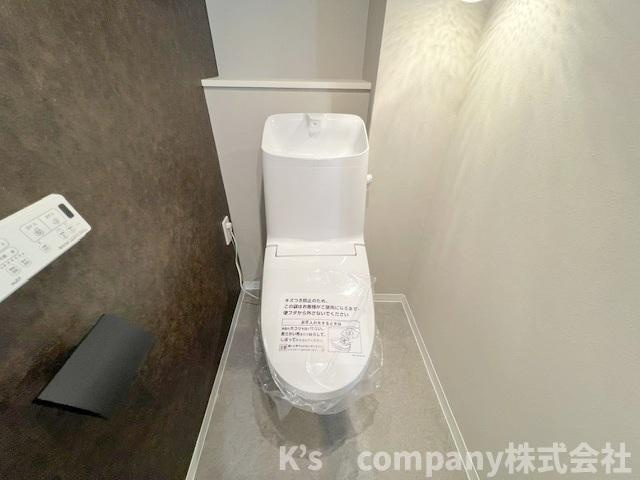 アクセントクロスにより、立体的な空間を感じるトイレスペース◇