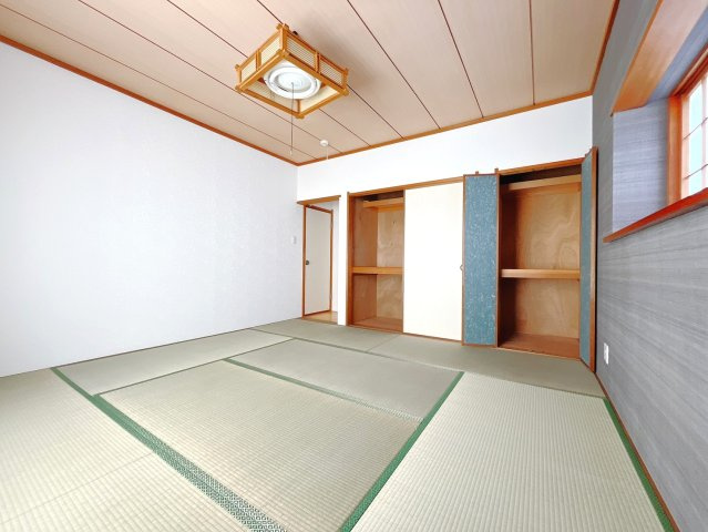■2階和室｜お子様が小さい内は、お昼寝スペースになる和室。押入れにタオルケットや替えのおむつなどをしまっておけて便利に使えます(　＾＾　)