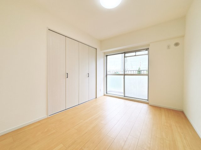 南側洋室です。　6帖、収納付き