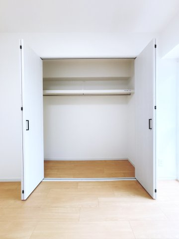 南側洋室の収納です。　1番大きいサイズ収納です。