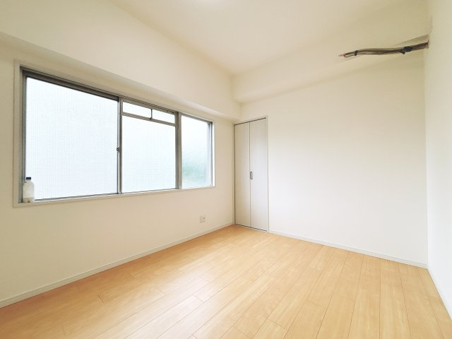 中側洋室です。　6帖、収納付き