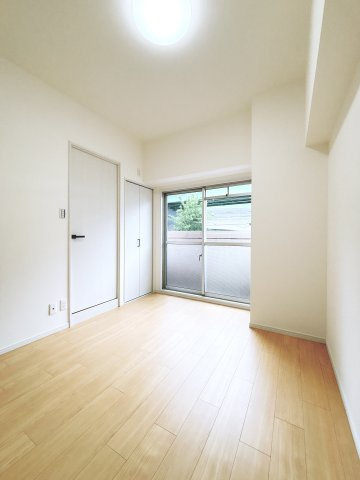 北側洋室です。　6帖、収納付き