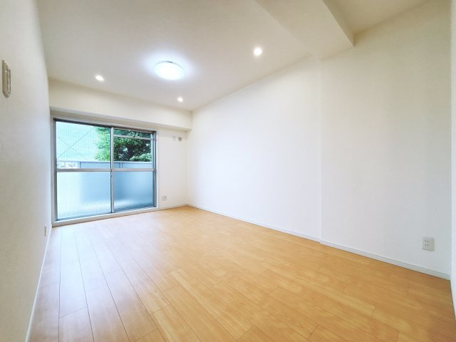 リビングの別角度です。　南面に窓があるので陽当たり良好で、温かみのある空間になります◎