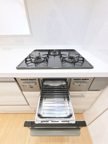 コンロです。　三口×グリルで料理の幅も広がります♪