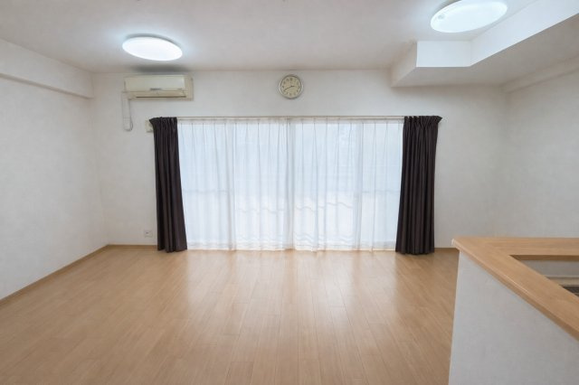 大きな掃き出し窓からたっぷりの光が差し込む開放的なリビング。広々とした空間でソファやダイニングセットもゆとりをもって配置できます。対面キッチンから見渡せる設計で家族の会話も自然と広がる団らんの場です。