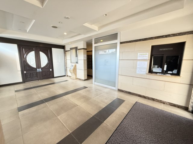 重厚感のあるデザインが印象的なエントランスホール。広々とした空間で来客時にも好印象を与えます。オートロックや集合ポストを備え安心感のある住まい環境。落ち着いた雰囲気が日々の暮らしに上質さを添えます。
