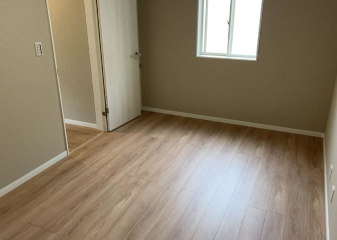 洋室のメリットは重い家具が置きやすく、身の回りが整理しやすいことです。　床がフローリングのため畳とは異なり凹みにくいです。　クローゼットなど収納が豊富で、普段使わない旅行カバンや服の整頓も簡単にです。