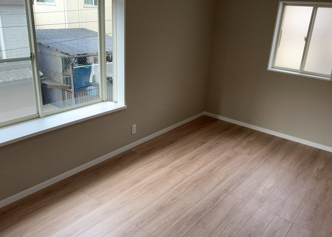 寝室でゆっくりと過ごすためにはベッド周りの適度な空間を担保することや窓の位置、照明の明るさ、寝室の広さなどを考える必要があります。自身や家族の構成とライフスタイルに併せて寝室にする部屋を選びましょう！