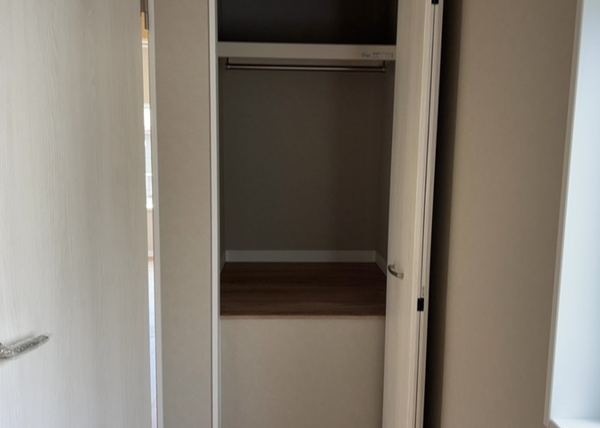 デザイン性を重視しすぎて収納が少なかった！なんてことにならないため、事前に現地で収納の数を確認しておくことをお勧めします。クローゼット以外にも床下収納や屋根裏収納、パントリーなどもチェックしましょう。