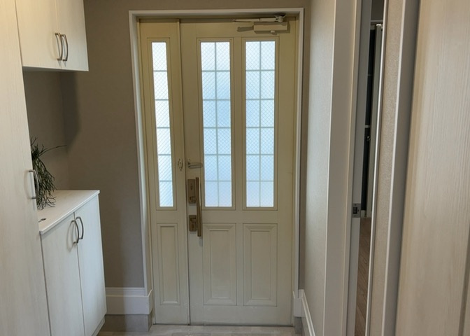 玄関は家の顔でもあり、家族以外の目にも止まる場所です。玄関は外との間を仕切る扉、靴などをしまっておく収納スペース、靴脱ぎのたたきスペース、来客とのやり取りをするドアホンなど複数のアイテムからなります。