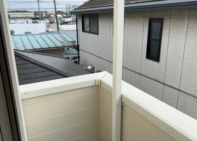 バルコニーは、室外の専用スペースのうち、「屋根がなく開放された空間」であるものを指します。ベランダより広いタイプのものが多く、日当たりもよいため家庭菜園などを楽しみたい人にとって適した環境となります。