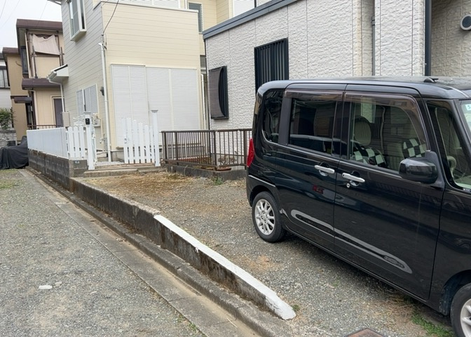 駐車場と明記されていても、最小スペースでつくられた駐車場だと大型車は駐車できなかったり、出入りしにくくなったりする可能性があります。お車のサイズと購入したい物件の駐車場のサイズを現地で確認しましょう。