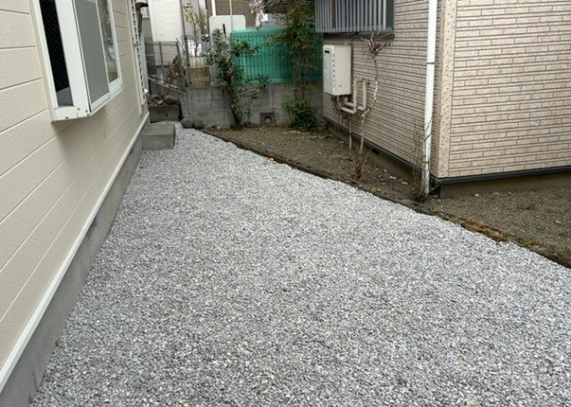 庭があることでガーデニングや家庭菜園はもちろん、こどもの遊び場やペットを放して遊ぶことができます。また、家の周囲に余裕があるということです。隣地との間があれば、十分な日当たりと、風通しが確保できます。