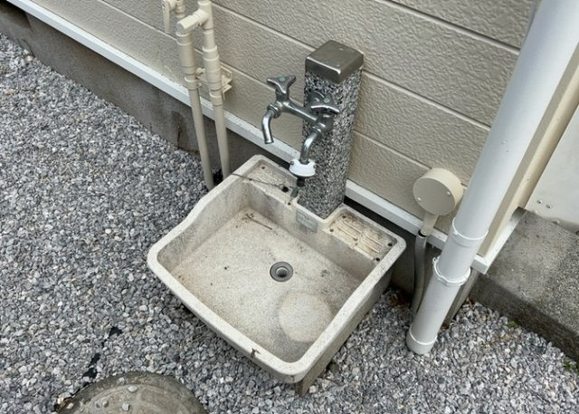 敷地内に散水栓や立水栓があると便利です。水道水を直接利用できるため、水を運ぶ手間を省くことが出来ます。大量の水を必要とする洗車作業や清掃などに役立ちます。その他設備とあわせて、現地でご確認ください。