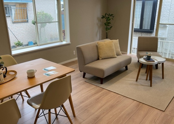 L型アイランドタイプは、キッチンからダイニングにもリビングにも目が行き届くので、とても使いやすい配置です。L字型独立タイプは、キッチンを独立させてるためLDKというよりもLDといった様なイメージです。