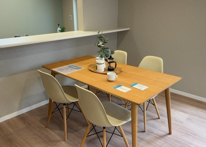 ダイニングは、食事や家族の団らんスペースとしてだけではなく、ほかの用途としても使用することができます。ダイニングテーブルを置き、食事のためのスペースを作ることでリビングとの差別化を図ることができます。