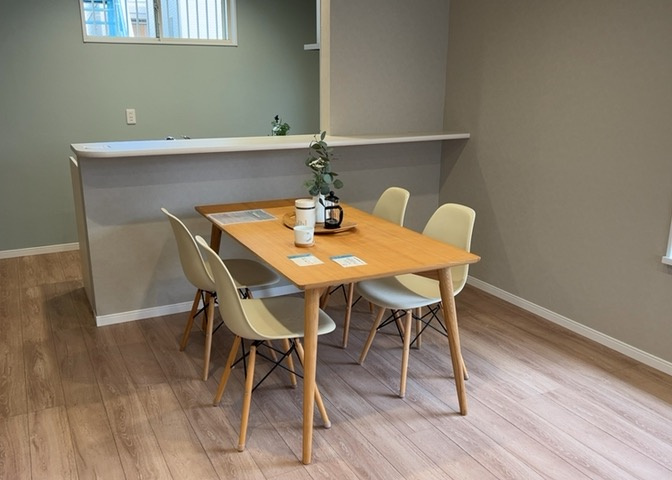 ダイニングにはダイニングテーブルセットなどを置くことが多く、間取りにおいて「D」と略記されますが、食事を作るときの作業場として使用したり、朝食を食べたりするときだけに使われるケースも少なくありません。