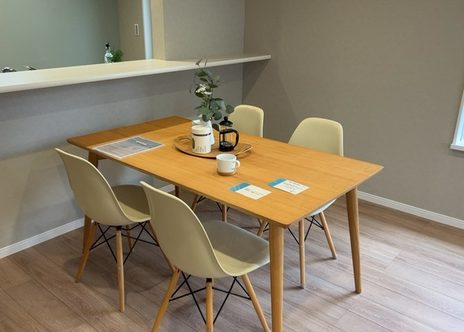 DKの物件でも広く見せたい方は、ダイニングスペースを広く使えるように工夫しましょう。低めのダイニングソファを置くと、家具の圧迫感が減り、広く見せることができ、ダイニングをリビングのように使用できます！