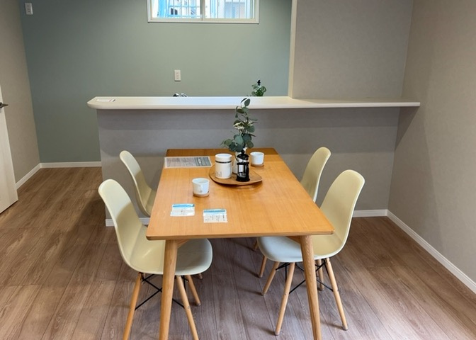 ダイニングとキッチンの間を扉や壁などで仕切らず、一体化させた間取りです。キッチンカウンターがついている物件ならば、食事をキッチンカウンターで取ることで、ダイニングスペースをリビングとして使用できます。