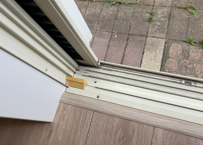 サッシは、ガラス窓に使用される金属製の窓枠です。一般的に住宅建築では、金属製建具工事の段階でガラス類・玄関などと同時に設置されます。種類や構造により断熱性能や遮音性能が異なるので現地でご確認ください。