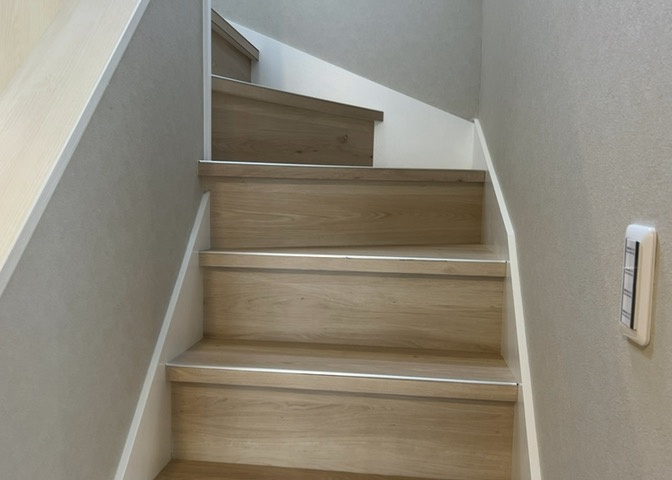 限られた敷地面積の場合、収納スペースを狭くして居室スペースを広く取ろうとすると、収納スペースがなくて困ることがあります。見学の際に各部屋に収納スペースがあるか、収納を置く場所はあるのか確認しましょう。