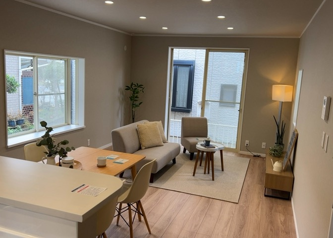 直線タイプはLとDKを一直線に並べた形で対面キッチンのタイプです。一般的なのでよく見かけるかもしれません。直線タイプに似た直接アイランドタイプは、キッチンとダイニングの間に壁がない分広く感じられます。