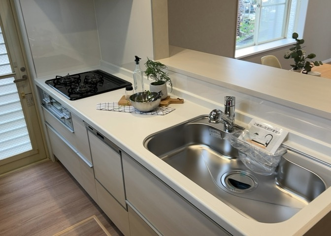 標準的なシステムキッチンの横幅は、165cm～300cm程度です。2100・2400・2550・2700などミリ単位で表記されます。普段どのように料理をするのかを想定しながら合ったサイズを選びましょう