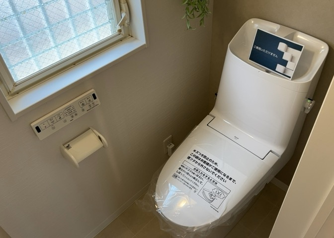 トイレは大きさや形、機能、抗菌性などが異なる多種多彩なタイプが各メーカーから出ています。それぞれに良さがあるため、事前にどういったタイプのトイレがいいのかをご家庭内で決めて、内見に行くといいでしょう。