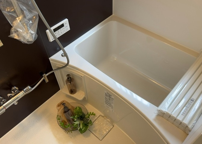 入浴時の快適さも大事なことですが、綺麗な状態を維持できなければ気持ちよく入浴できません。毎日の掃除が楽という点は大事なポイントになります！カビが生えにくく掃除がしやすい、壁や浴槽を選ぶといいでしょう。