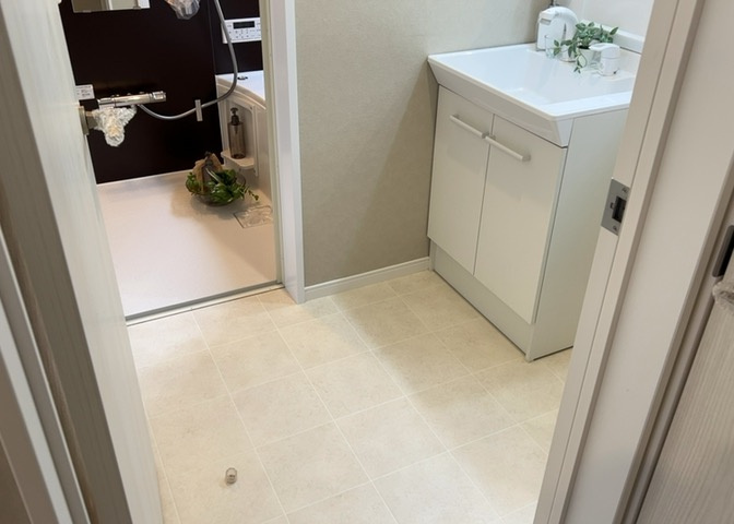 多くの戸建て住宅で見かける洗面脱衣所は、洗面台と洗濯機が2畳ほどのスペースに並べられていて、洗面所が脱衣所を兼ね備えている間取りが一般的です。お客様が利用することもある、パブリックな空間でもあります。