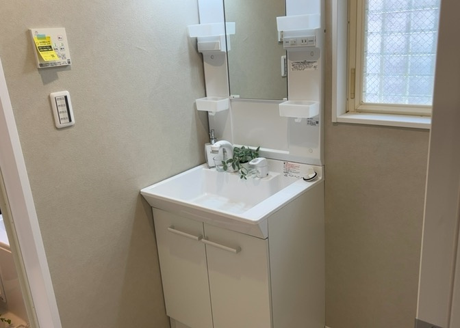 洗面化粧台では顔を洗ったり、身だしなみを整えることが本来の使い方ですが、用途によっては洗面化粧台に求められる機能が違ってくるため、ご自身や家族のライフスタイルに合ったものを選ぶことをおすすめ致します。