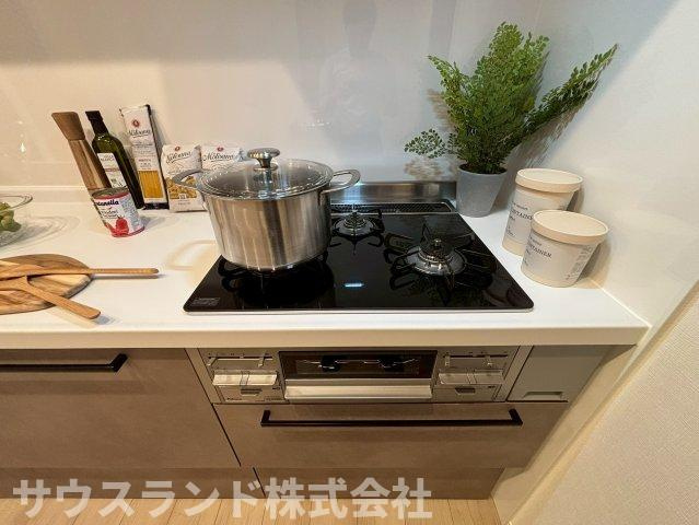 煮る・焼く・炒めるを同時にこなせる三口ガスコンロで、家事効率がぐっと高まります。