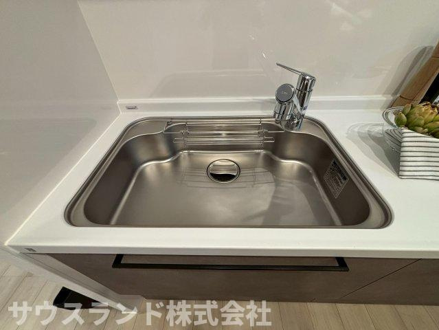 浄水器付き水栓を備えたキッチンで、毎日の料理や飲み水にも手軽にきれいな水を使えます。