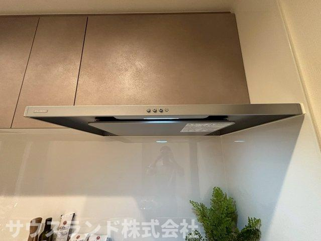 スリム型レンジフードでキッチンまわりをすっきり演出。お手入れもしやすい便利な設備です。