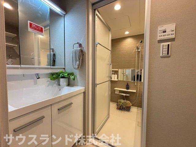 コンパクトながら清潔感のある洗面脱衣所。毎日の身支度をすっきり快適に支えます。