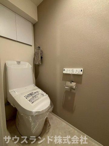 清潔で心地よい毎日を支える、温水洗浄便座付きの快適なトイレ空間。
