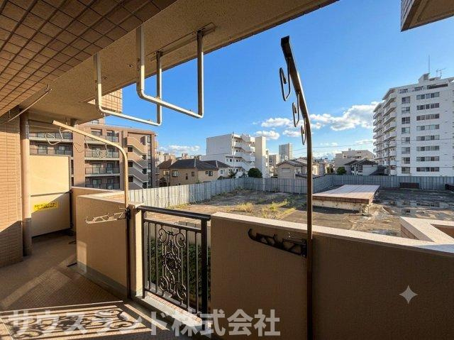 西向きバルコニーなので午後の日照時間が長く、ゆっくりと洗濯物を干すことができます。