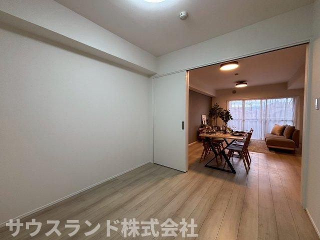 リビングとフラットに隣接している洋室は、扉を開放することでリビングの延長としても利用可能。