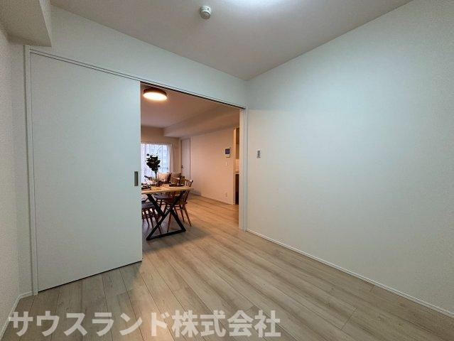 ナチュラルな内装が心地よい洋室。すっきりとした空間で、自分らしいインテリアを楽しめます。